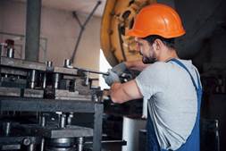 Homem cozinhando em cozinha industrial

Descrio gerada automaticamente